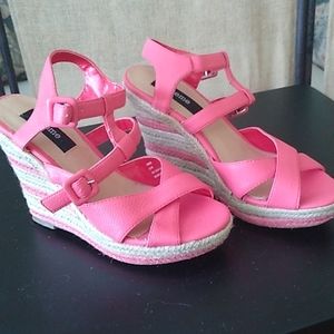 Theme wedge sandals. Size 6.5 Coral in color with wedge tan and coral color.